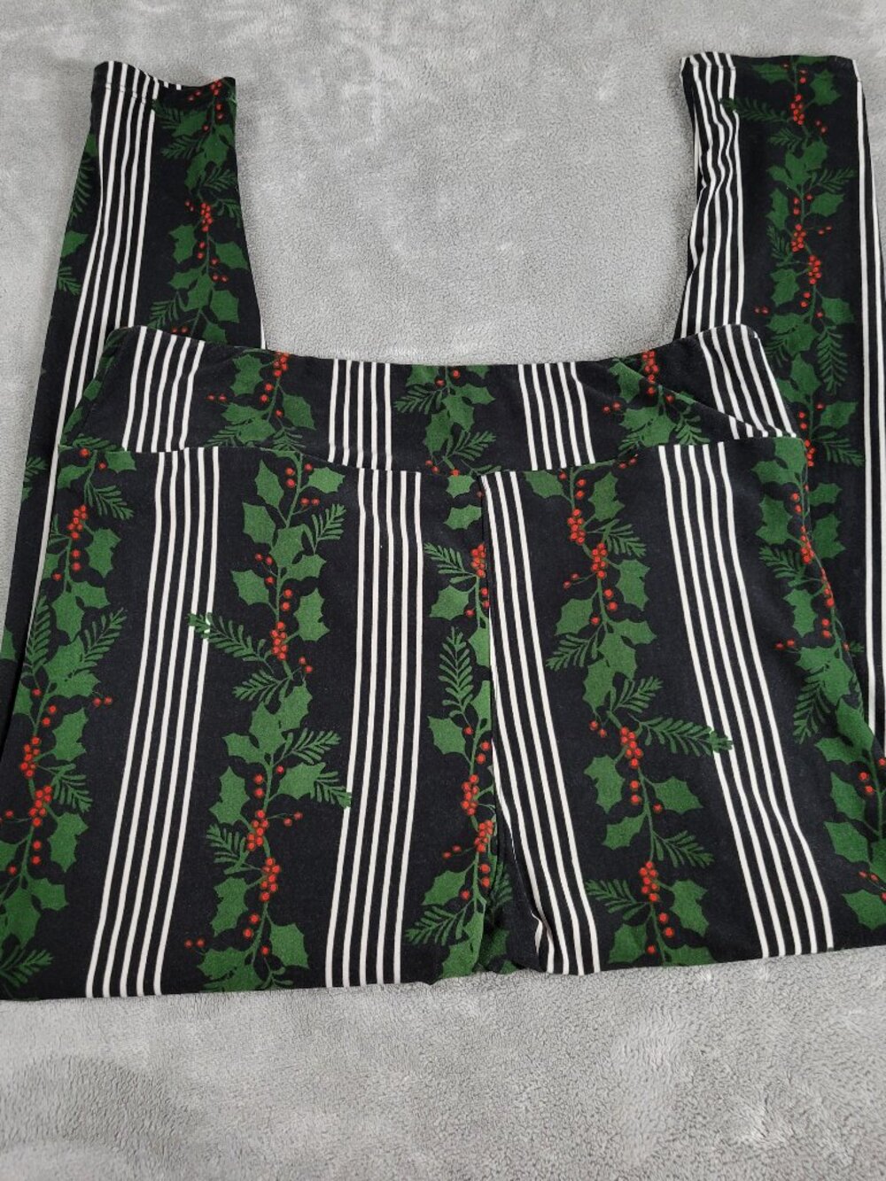 LuLaRoe Christmas Leggings Womens TC2 Holly‎ Berry Stripes Black Green FLO227E